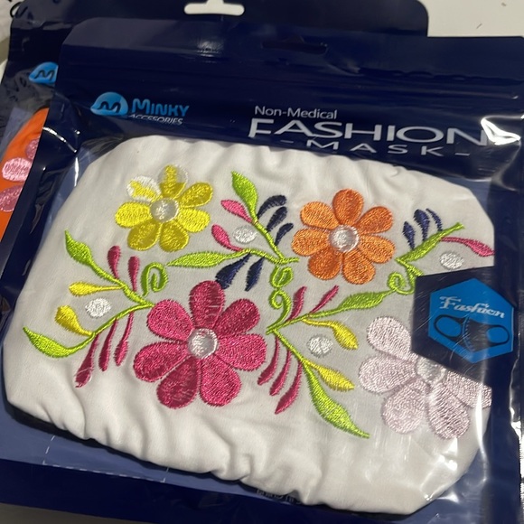 2 Minky Floral Fashion Masks - Picture 7 of 7